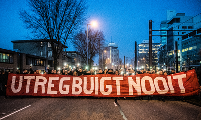 910897 Afbeelding van de stille tocht voor de slachtoffers van de tramaanslag van 18 maart 2018 op de Graadt van ...